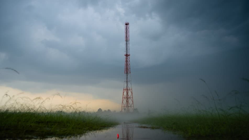 Jefferies Downgrades Indus Tower Amidst Sector Headwinds and Debt Concerns
