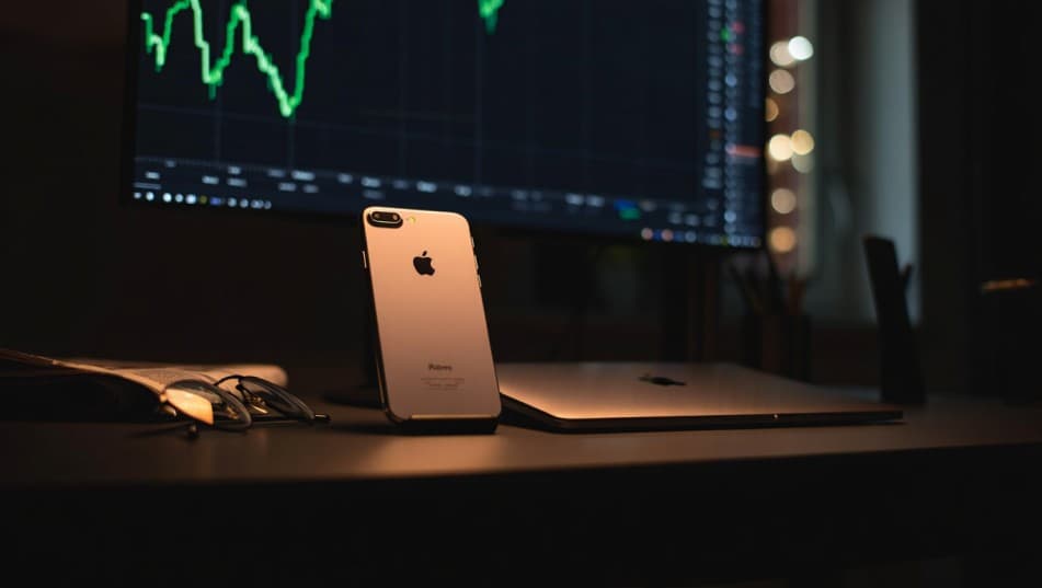 Apple Stock to $300? Analyst Sees Growth Despite Memory Issues